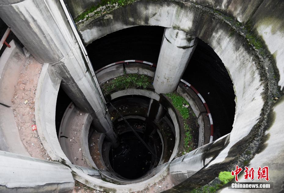 スリルあるドライブ體験はここで！　重慶の螺旋駐車場