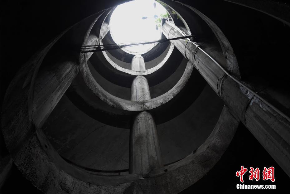 スリルあるドライブ體験はここで！　重慶の螺旋駐車場(chǎng)