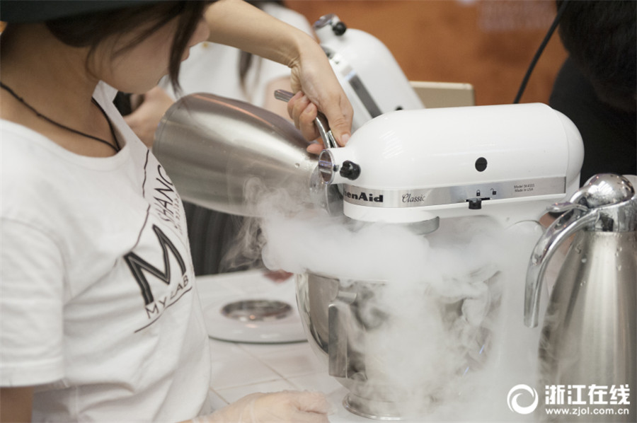 白煙立ち上るアイスパーラー　フレーバーは汗にコンクリートにジーンズ！？