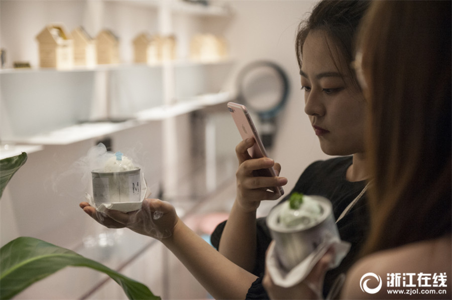 白煙立ち上るアイスパーラー　フレーバーは汗にコンクリートにジーンズ??？