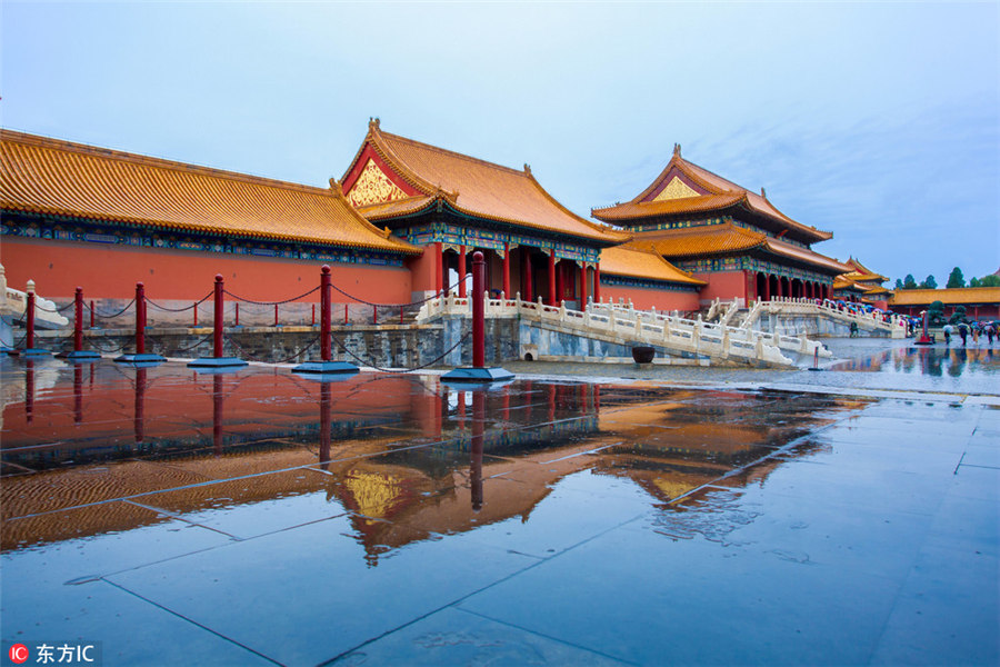 秋雨があがった後の北京?故宮　水面に色鮮やかに映る建築群