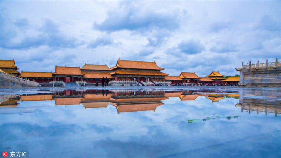 秋雨があがった後の北京?故宮　水面に色鮮やかに映る建築群