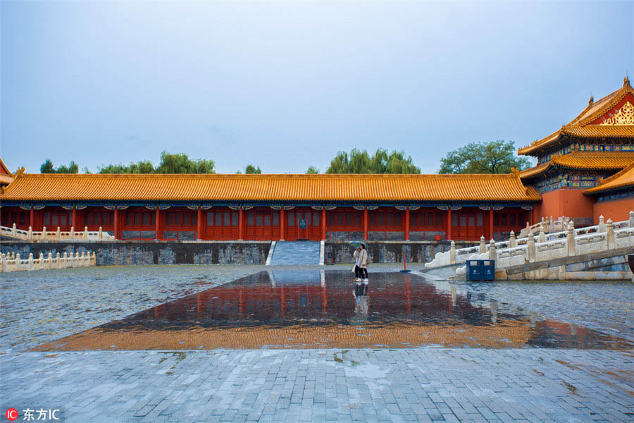 秋雨があがった後の北京?故宮　水面に色鮮やかに映る建築群