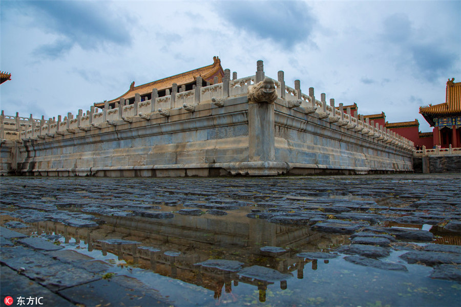 秋雨があがった後の北京?故宮　水面に色鮮やかに映る建築群
