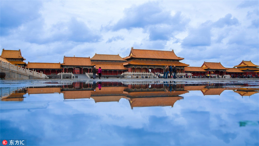 秋雨があがった後の北京?故宮　水面に色鮮やかに映る建築群