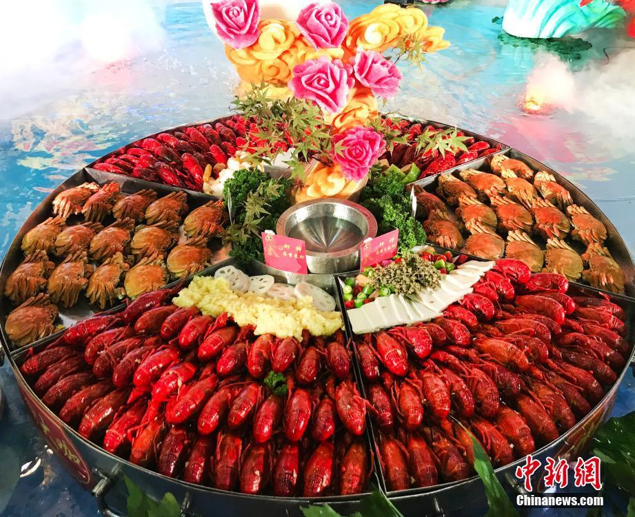 グルメ展で食用ザリガニの豪華料理登場(chǎng)　南京市