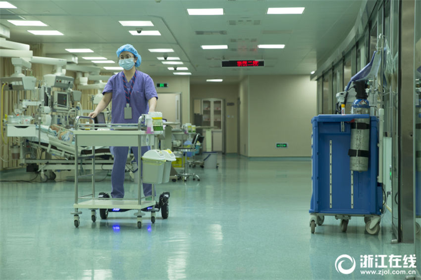 風を切るように移動する病院スタッフ　浙江省の病院で電動二輪ボード採用