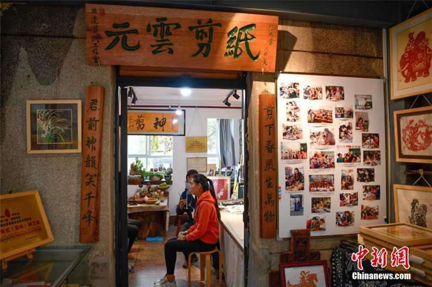 ハサミを筆のように自由自在に扱う切り絵細工伝承人　雲(yún)南省