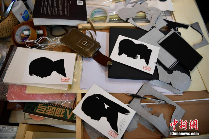 ハサミを筆のように自由自在に扱う切り絵細(xì)工伝承人　雲(yún)南省