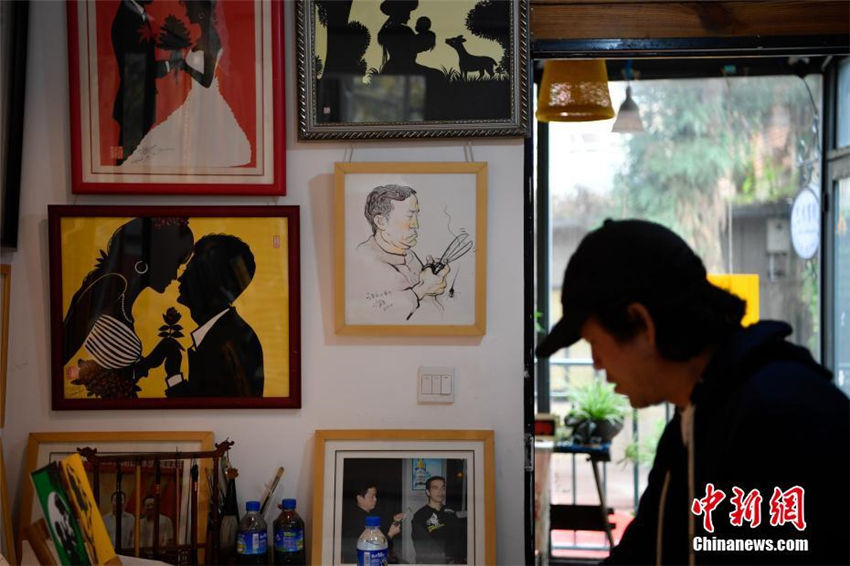 ハサミを筆のように自由自在に扱う切り絵細工伝承人　雲(yún)南省