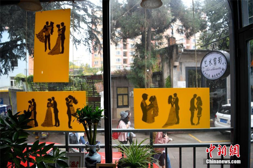 ハサミを筆のように自由自在に扱う切り絵細(xì)工伝承人　雲(yún)南省