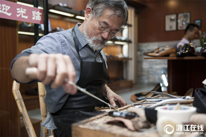 靴を作り続けて40年以上、杭州のベテラン靴職人