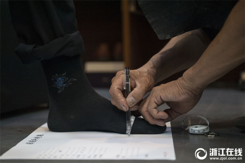 靴を作り続けて40年以上、杭州のベテラン靴職人