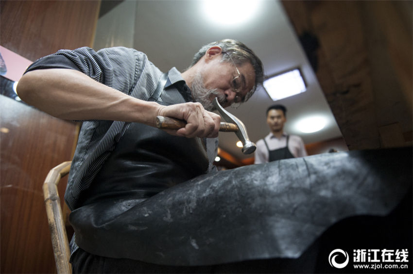 靴を作り続けて40年以上、杭州のベテラン靴職人