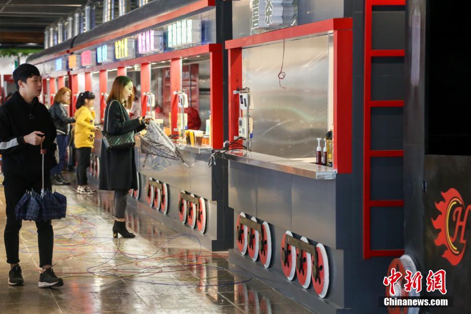 學(xué)生食堂に蒸気機(jī)関車、ノスタルジックな雰囲気演出　湖北省