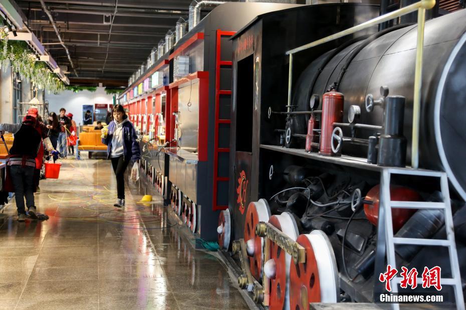 學生食堂に蒸気機関車、ノスタルジックな雰囲気演出　湖北省