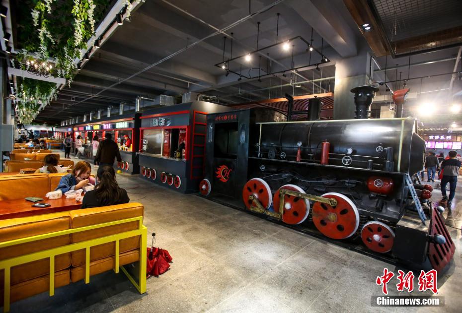 學(xué)生食堂に蒸気機(jī)関車(chē)、ノスタルジックな雰囲気演出　湖北省
