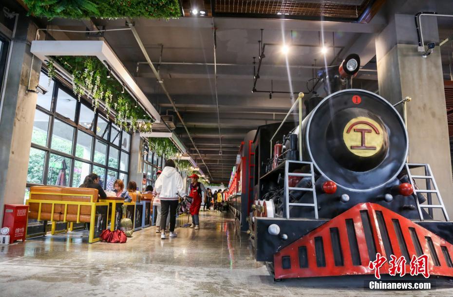 學(xué)生食堂に蒸気機(jī)関車、ノスタルジックな雰囲気演出　湖北省