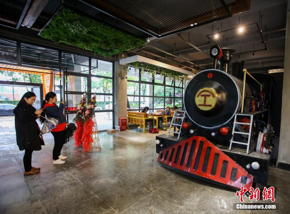 學生食堂に蒸気機関車、ノスタルジックな雰囲気演出　湖北省