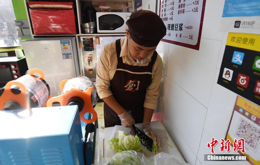 會(huì)社を退職し一念発起　母校で煎餅店を営む中國(guó)人男性　吉林省