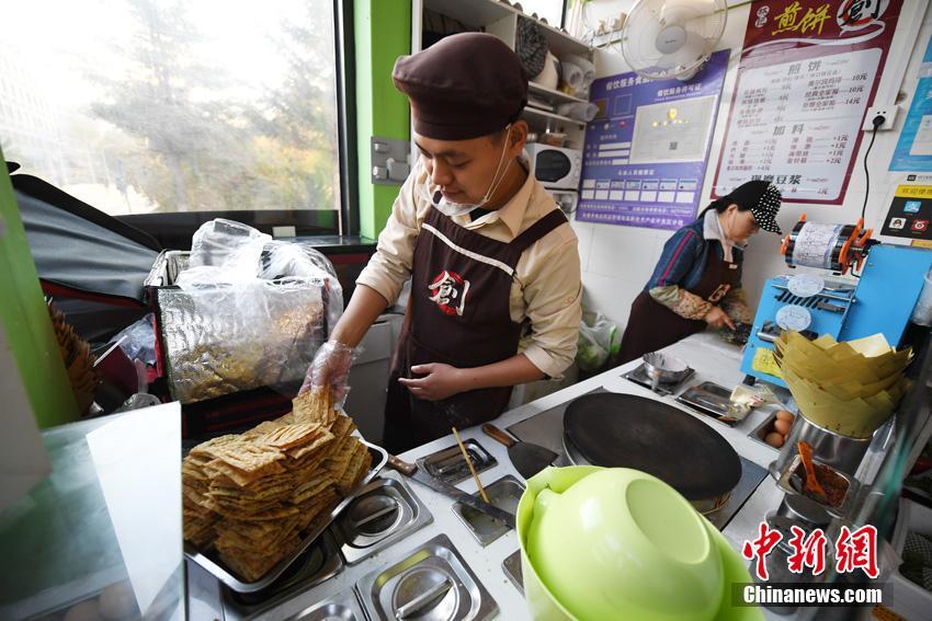 會(huì)社を退職し一念発起　母校で煎餅店を営む中國(guó)人男性　吉林省