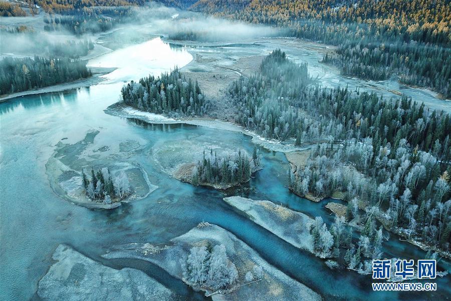 秋深まるカナス景勝區(qū)、まるでファンタジーの世界　新疆