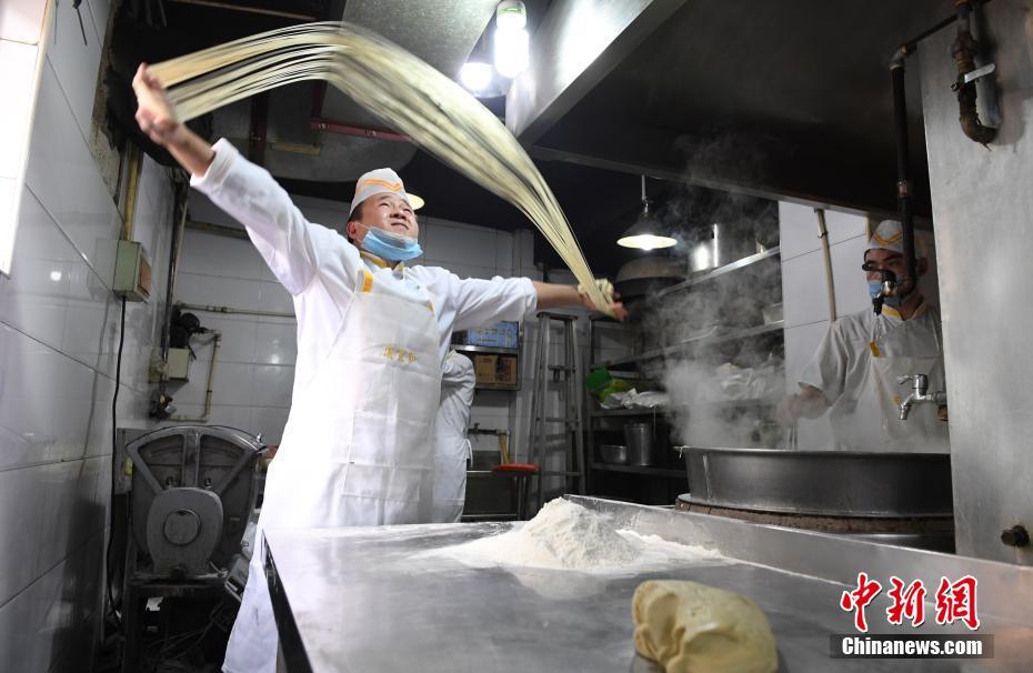 見事な早業(yè)！　最短6秒でラーメン1杯分の麺を作る80後の男性　甘粛省