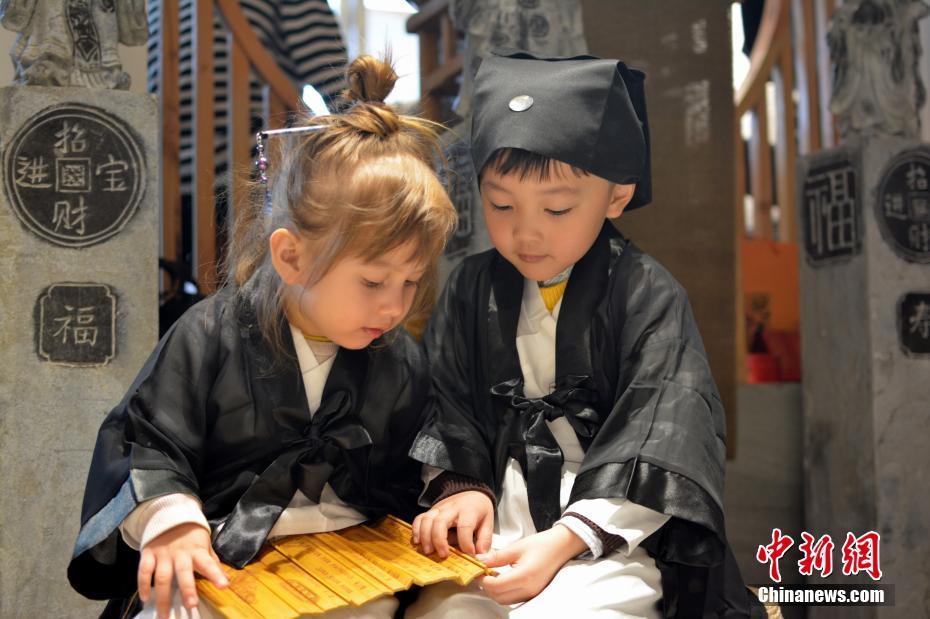 可愛らしい國(guó)外のキッズ道士たちが中國(guó)の伝統(tǒng)文化學(xué)ぶ　江西省