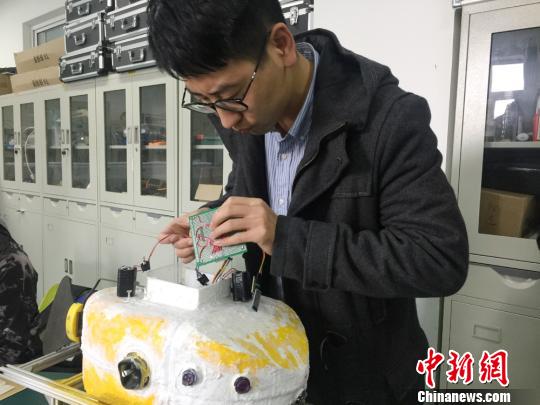 甘粛省の大學(xué)、本物そっくりのロボット魚(yú)を開(kāi)発