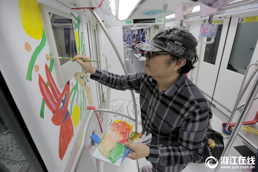 まるで絵本の世界、イラストレーターが地下鉄車両に手描きのイラスト