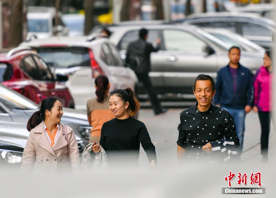 ウルムチ市で気溫上昇、薄著と厚著で街行く市民たち　新疆