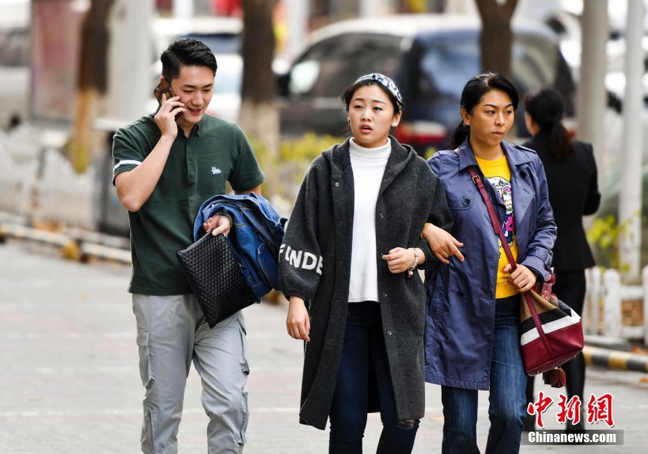 ウルムチ市で気溫上昇、薄著と厚著で街行く市民たち　新疆