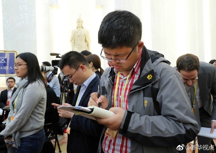 第19回黨大會(huì)開幕、會(huì)場の片すみで取材に従事する國內(nèi)外の記者たち