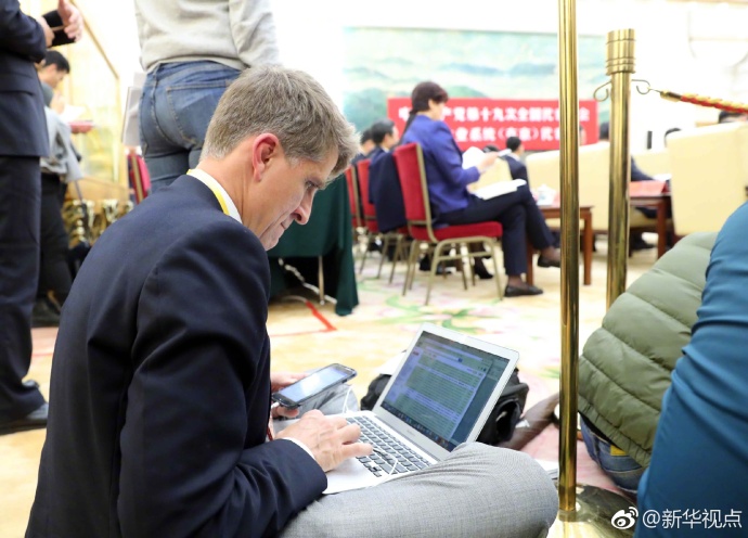 第19回黨大會開幕、會場の片すみで取材に従事する國內(nèi)外の記者たち