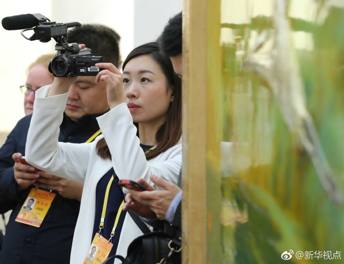 第19回黨大會(huì)開幕、會(huì)場(chǎng)の片すみで取材に従事する國(guó)內(nèi)外の記者たち