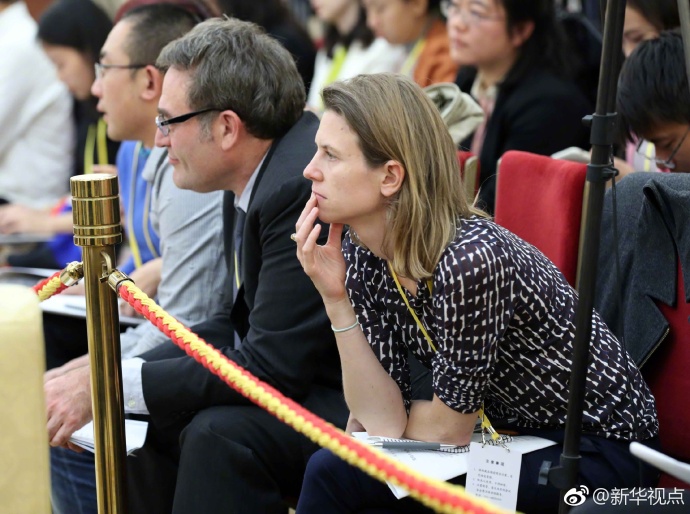 第19回黨大會(huì)開(kāi)幕、會(huì)場(chǎng)の片すみで取材に従事する國(guó)內(nèi)外の記者たち