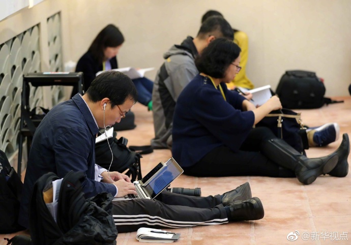 第19回黨大會(huì)開幕、會(huì)場の片すみで取材に従事する國內(nèi)外の記者たち