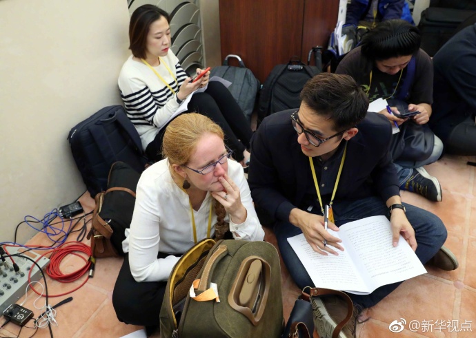 第19回黨大會(huì)開幕、會(huì)場の片すみで取材に従事する國內(nèi)外の記者たち