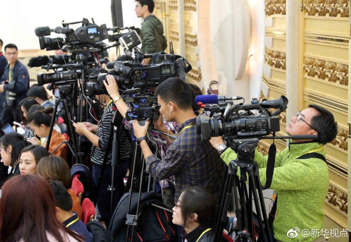 第19回黨大會(huì)開(kāi)幕、會(huì)場(chǎng)の片すみで取材に従事する國(guó)內(nèi)外の記者たち