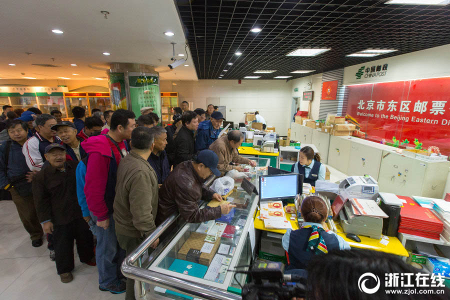 第19回黨大會(huì)記念切手販売開(kāi)始　早朝から行列を作る市民たち　北京