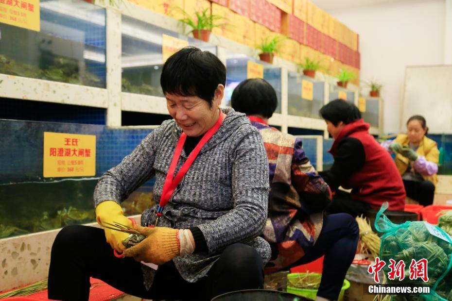 上海ガニのシーズン到來(lái)　カニを縛る職人たちの月収はなんと1萬(wàn)元以上！