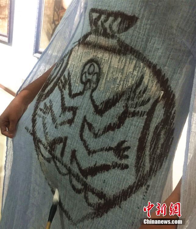 服の上に花開く中國要素、　甘粛省で油絵制作展開催