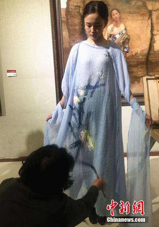 服の上に花開く中國(guó)要素、　甘粛省で油絵制作展開催