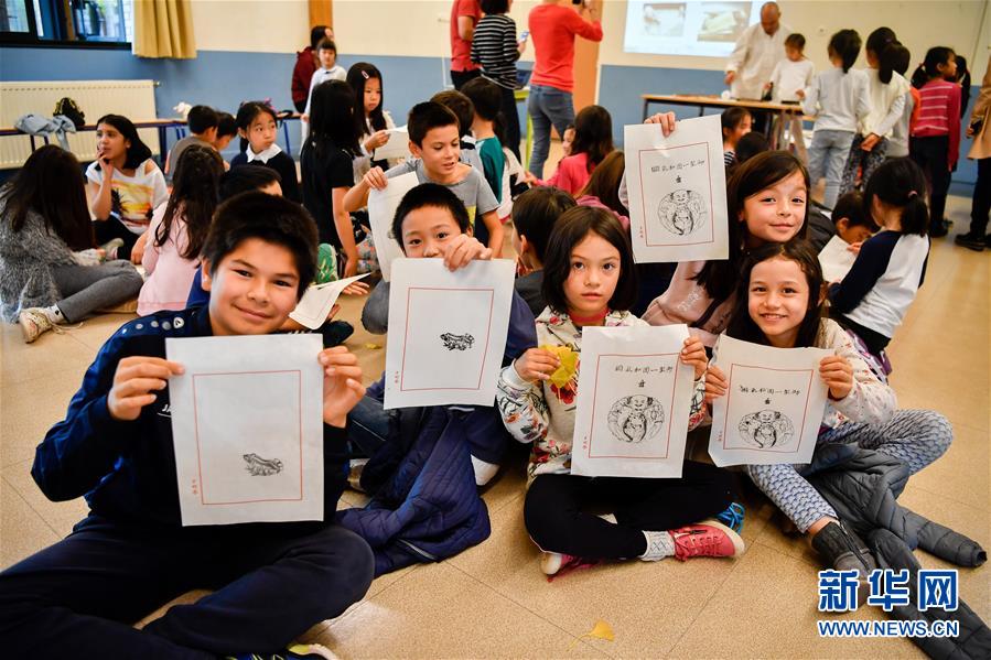 中國無形文化遺産「木版水印」技術(shù)をフランスの小學(xué)校で