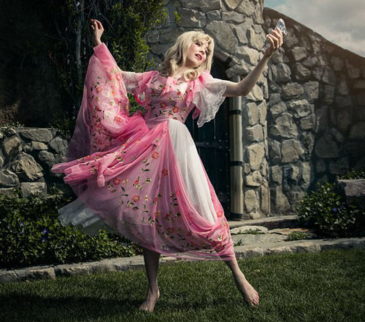 物語のその後は？　母親になったディズニーヒロインを撮影した作品