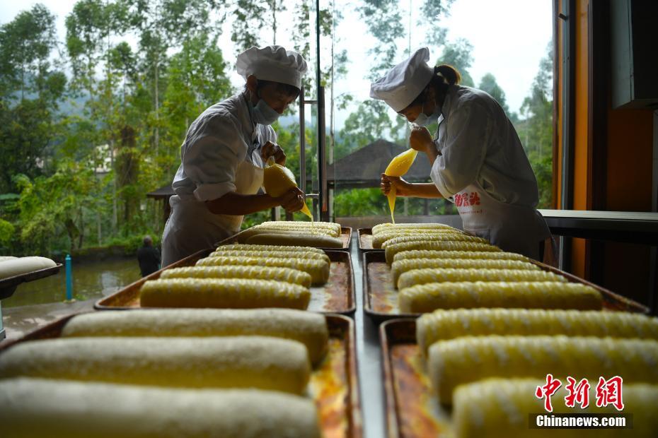 巨大饅頭が破格の1個1元　饅頭店には長蛇の列　重慶市