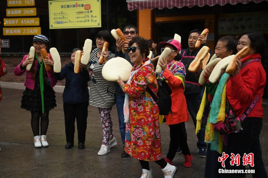 巨大饅頭が破格の1個(gè)1元　饅頭店には長(zhǎng)蛇の列　重慶市
