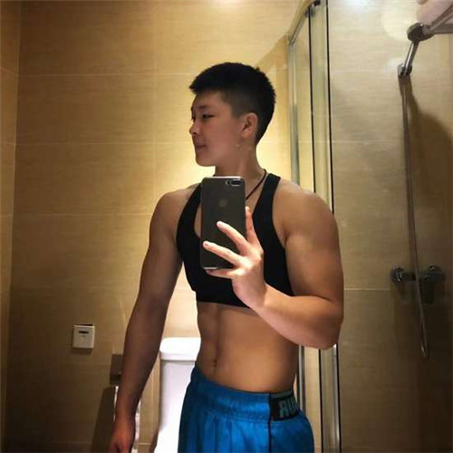 筋骨隆々でクルーカットの女子大生、ネットで話題に