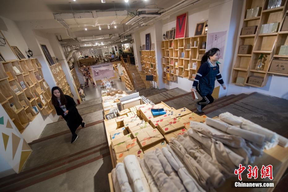 大卒生がクラウドファンディングで資金集め、地下駐車(chē)場(chǎng)を上品な書(shū)店に