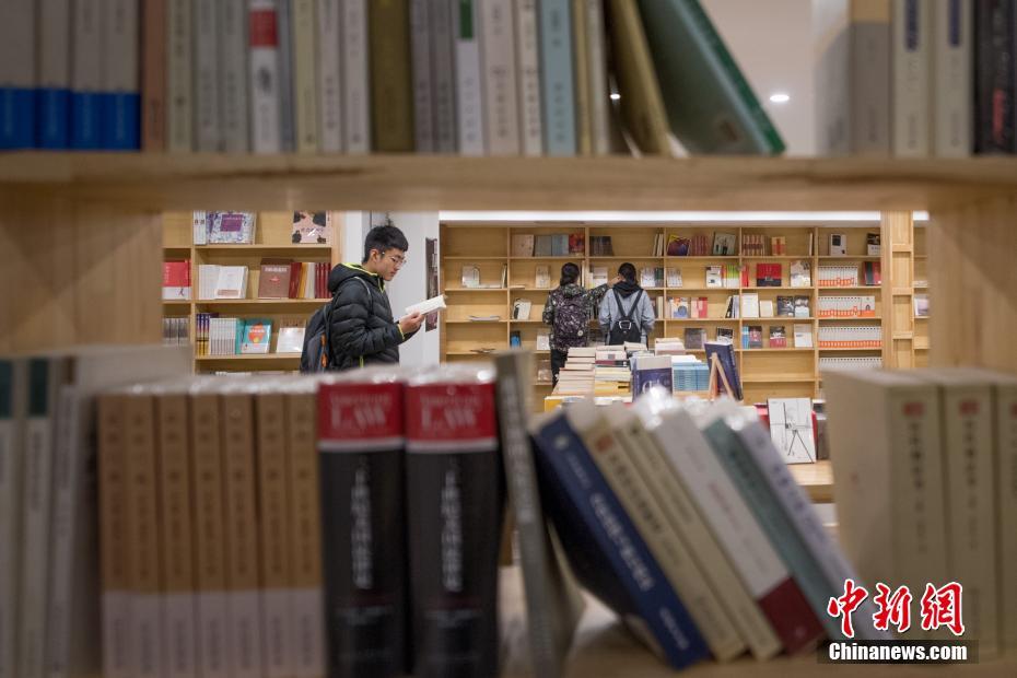 大卒生がクラウドファンディングで資金集め、地下駐車場を上品な書店に